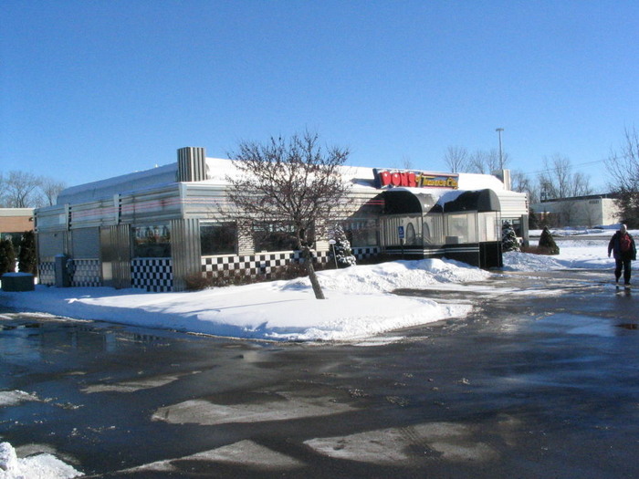 Dons Drive-In - 2004 Photo Of Novi Location Now Converted To Different Restaurant (newer photo)